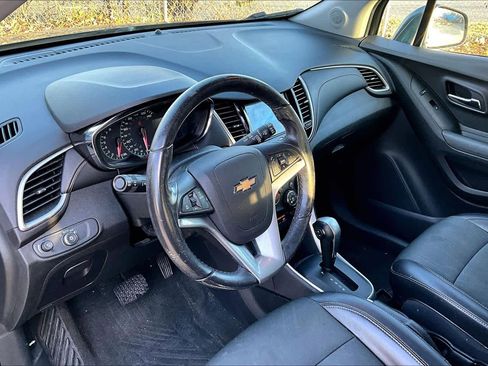 Used 2019 Chevrolet Trax LT w/ LT Convenience Package image 17