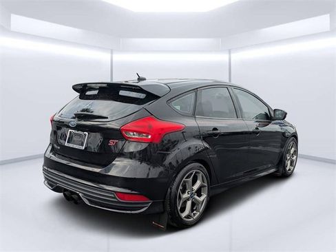 Used 2017 Ford Focus ST image 3