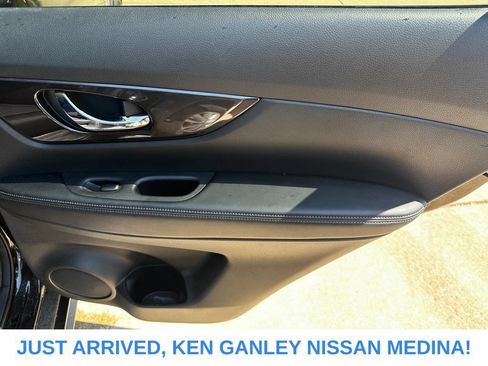 Used 2018 Nissan Rogue SV AWD/4WD image 19