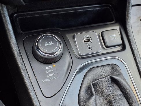 Used 2019 Jeep Cherokee Limited image 15