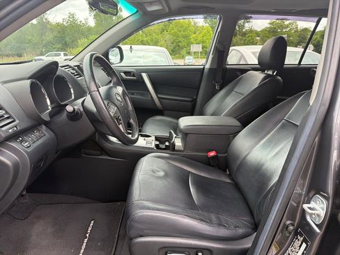 Used 2012 Toyota Highlander SE w/ Tow Pkg AWD/4WD image 16