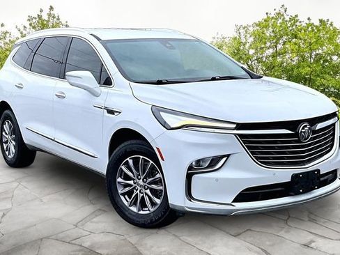Used 2023 Buick Enclave Essence image 10