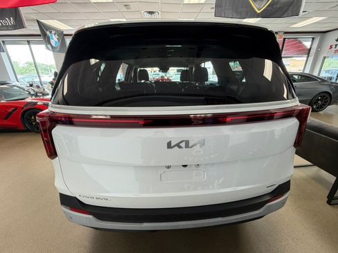 Used 2025 Kia Carnival EX FWD image 11