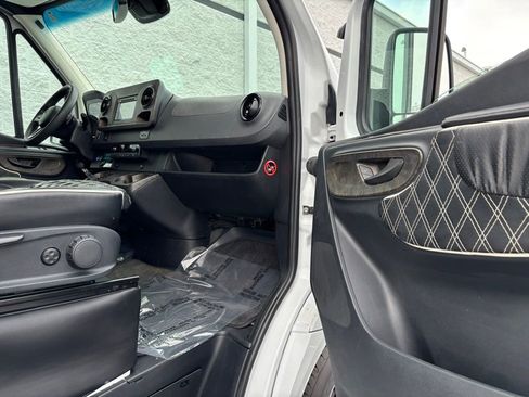 Used 2019 Mercedes-Benz Sprinter 170 w/ Driver Convenience Package image 31