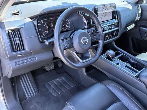 Used 2022 Nissan Pathfinder SL image 2