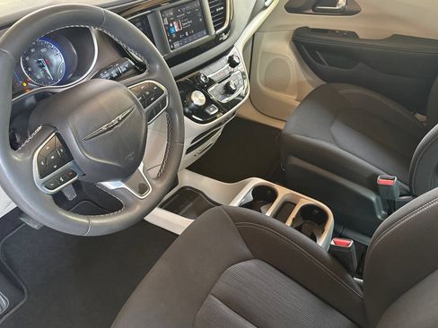 Used 2023 Chrysler Voyager LX FWD image 10