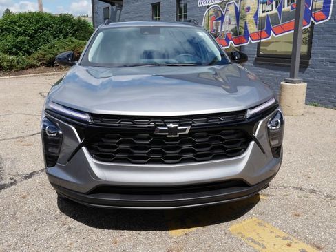 New 2026 Chevrolet Trax LT w/ Sunroof Package FWD image 2