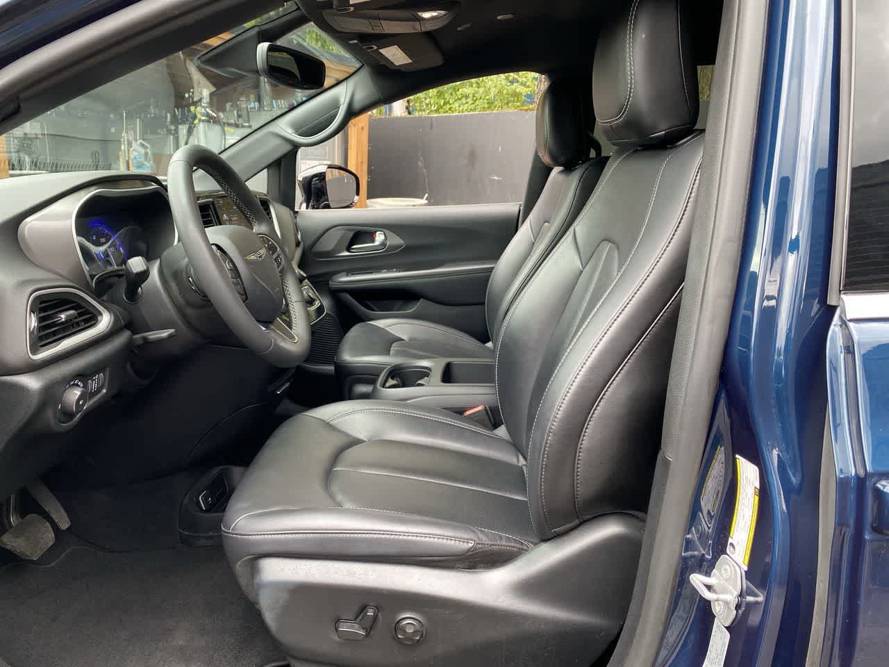 Used 2025 Chrysler Pacifica Select FWD image 12