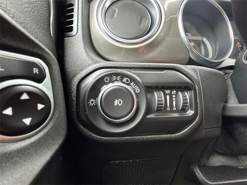 Used 2020 Jeep Wrangler Unlimited Sahara image 21