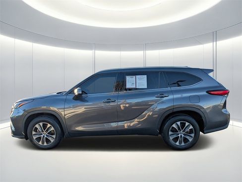 Used 2022 Toyota Highlander XLE image 6