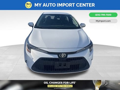 Used 2022 Toyota Corolla LE image 2