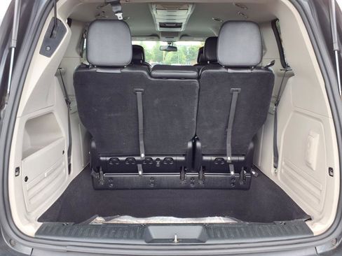 Used 2012 Chrysler Town & Country Touring-L w/ Driver Convenience Group image 23