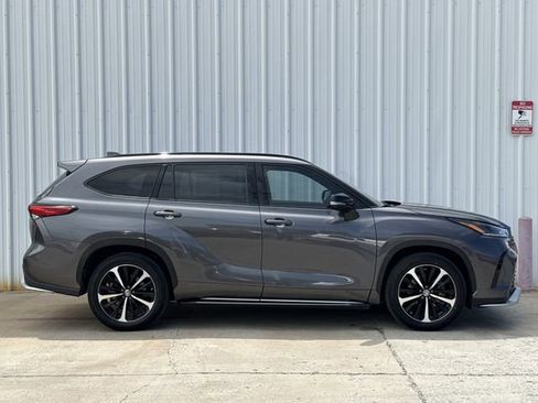 Used 2021 Toyota Highlander XSE AWD/4WD image 3