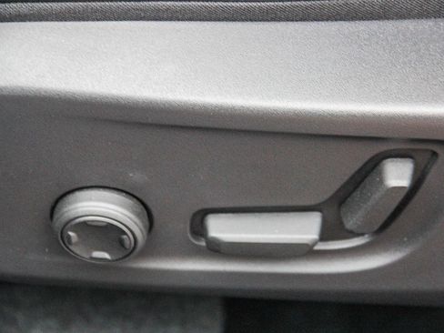 Used 2025 Volvo XC40 B5 Core image 21