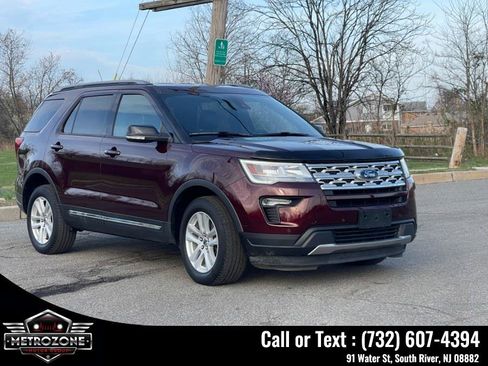 Used 2018 Ford Explorer XLT w/ Equipment Group 202A AWD/4WD image 3
