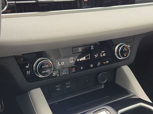 Used 2025 Mitsubishi Outlander SEL image 26