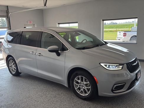 Used 2023 Chrysler Pacifica Touring-L FWD image 5
