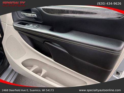 Used 2013 Chrysler Town & Country Touring FWD image 28