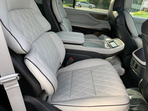 New 2026 Lincoln Navigator Black Label w/ Black Label Special Edition AWD/4WD image 20