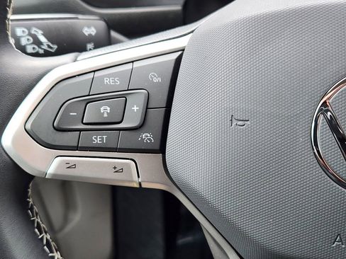 Used 2024 Volkswagen Tiguan SE image 28