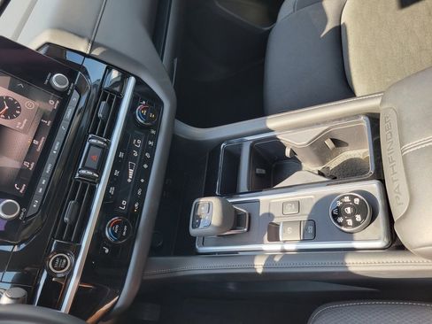 Used 2024 Nissan Pathfinder SV image 16