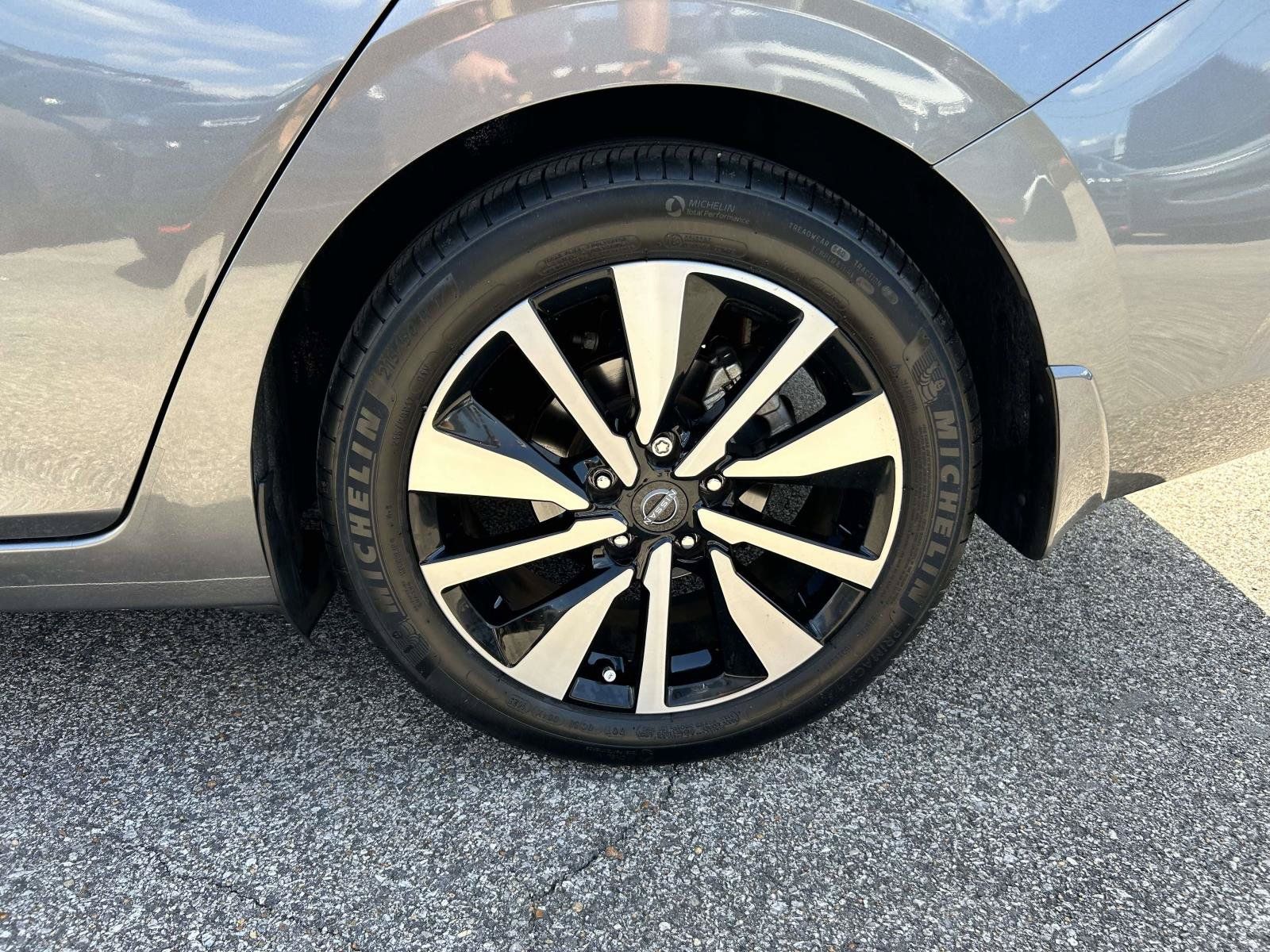 Used 2024 Nissan Sentra SV w/ SV Premium Package FWD image 7