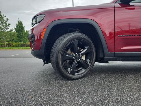 Used 2024 Jeep Grand Cherokee Altitude AWD/4WD image 31