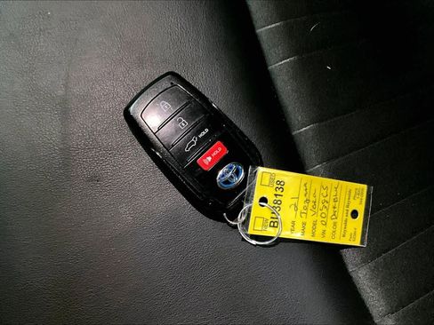 Used 2021 Toyota Venza XLE image 13