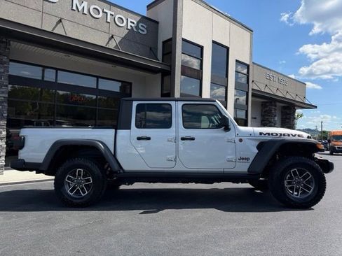 Used 2024 Jeep Gladiator Mojave w/ Technology Group AWD/4WD image 2