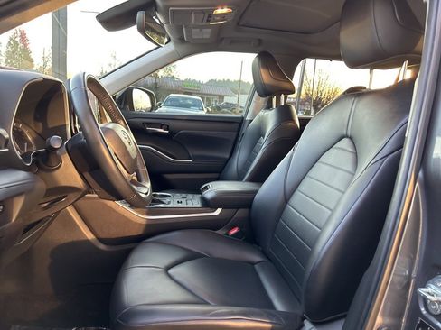 Used 2023 Toyota Highlander XLE image 9