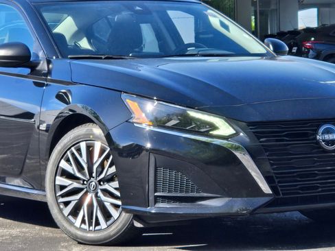 Used 2025 Nissan Altima 2.5 SV FWD image 3