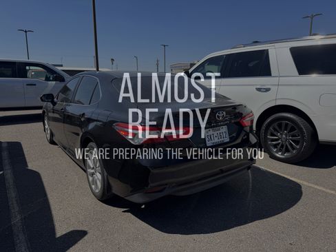 Used 2018 Toyota Camry LE image 3