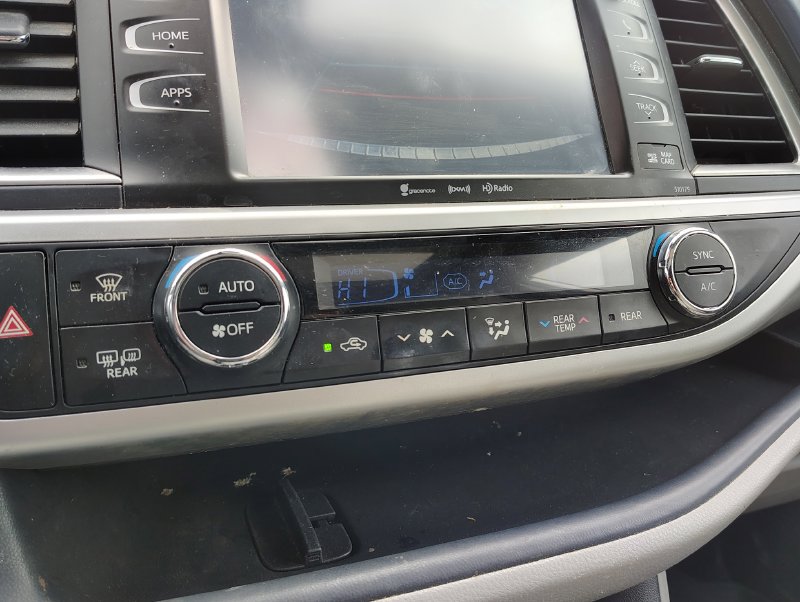 Used 2018 Toyota Highlander XLE AWD/4WD image 17
