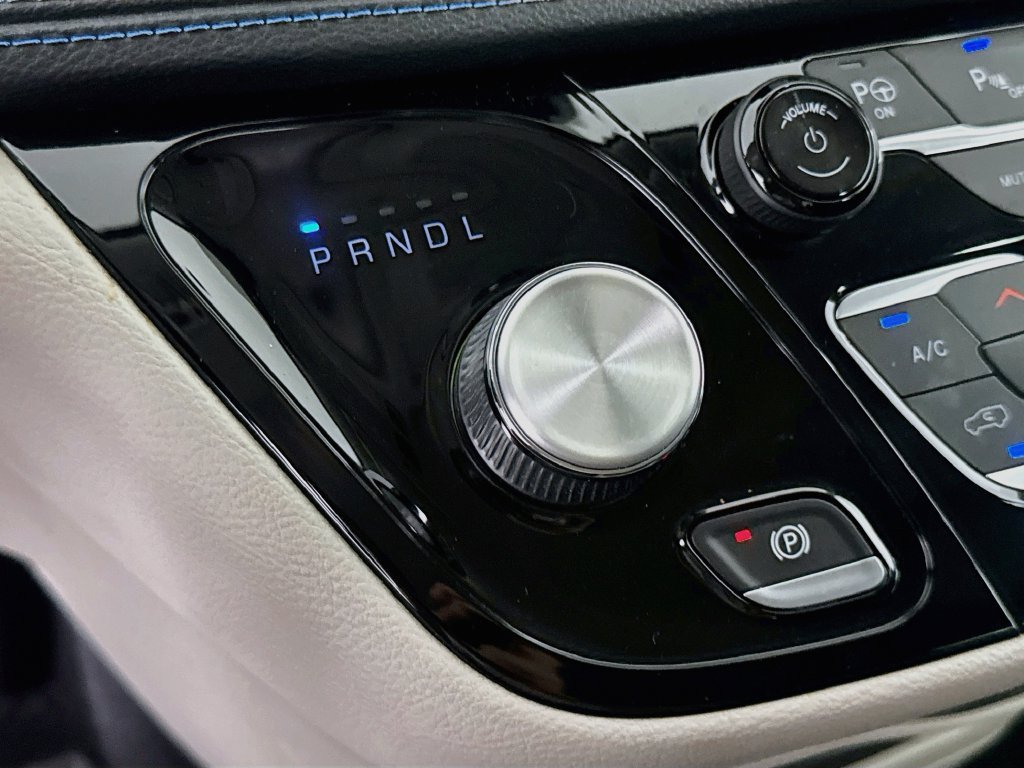 Used 2021 Chrysler Pacifica Touring-L FWD image 17