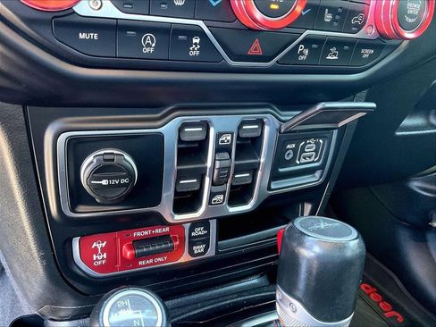 Used 2021 Jeep Gladiator Rubicon AWD/4WD image 12