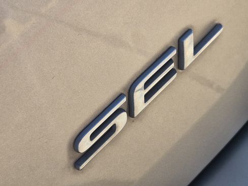 Certified 2017 Ford Edge SEL w/ Equipment Group 201A image 8