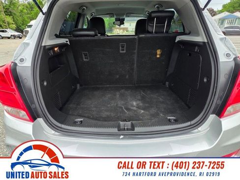 Used 2019 Chevrolet Trax LT w/ LT Convenience Package FWD image 11