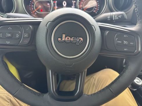 Used 2023 Jeep Gladiator Sport AWD/4WD image 18