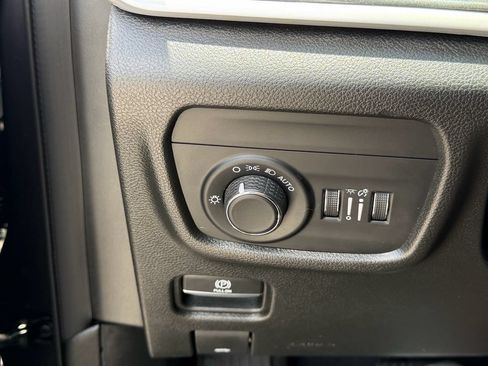 Used 2022 Jeep Grand Cherokee Altitude RWD image 23