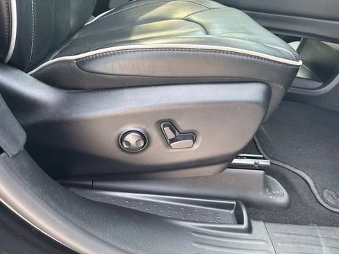 Used 2025 Chrysler Pacifica Limited FWD image 27