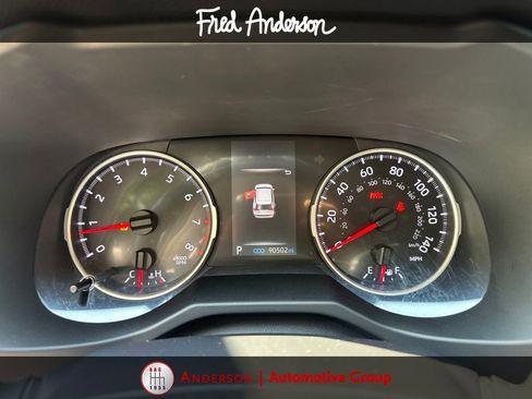 Used 2019 Toyota RAV4 LE FWD image 3