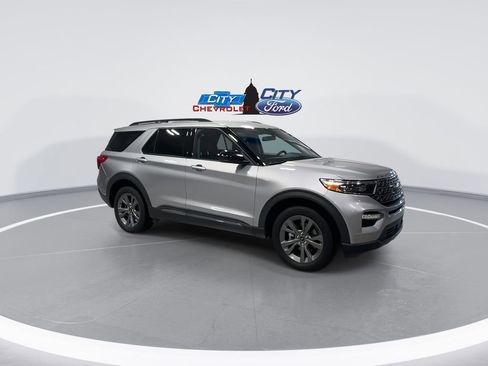 Used 2023 Ford Explorer XLT w/ Equipment Group 202A image 2