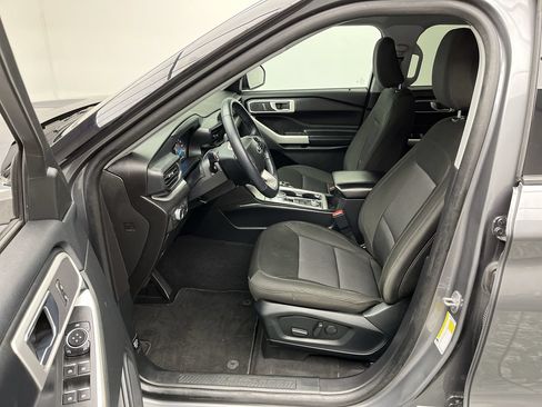 Used 2022 Ford Explorer XLT AWD/4WD image 3