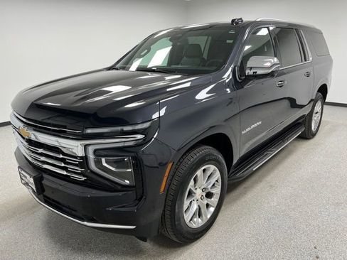 Used 2025 Chevrolet Suburban Premier AWD/4WD image 4