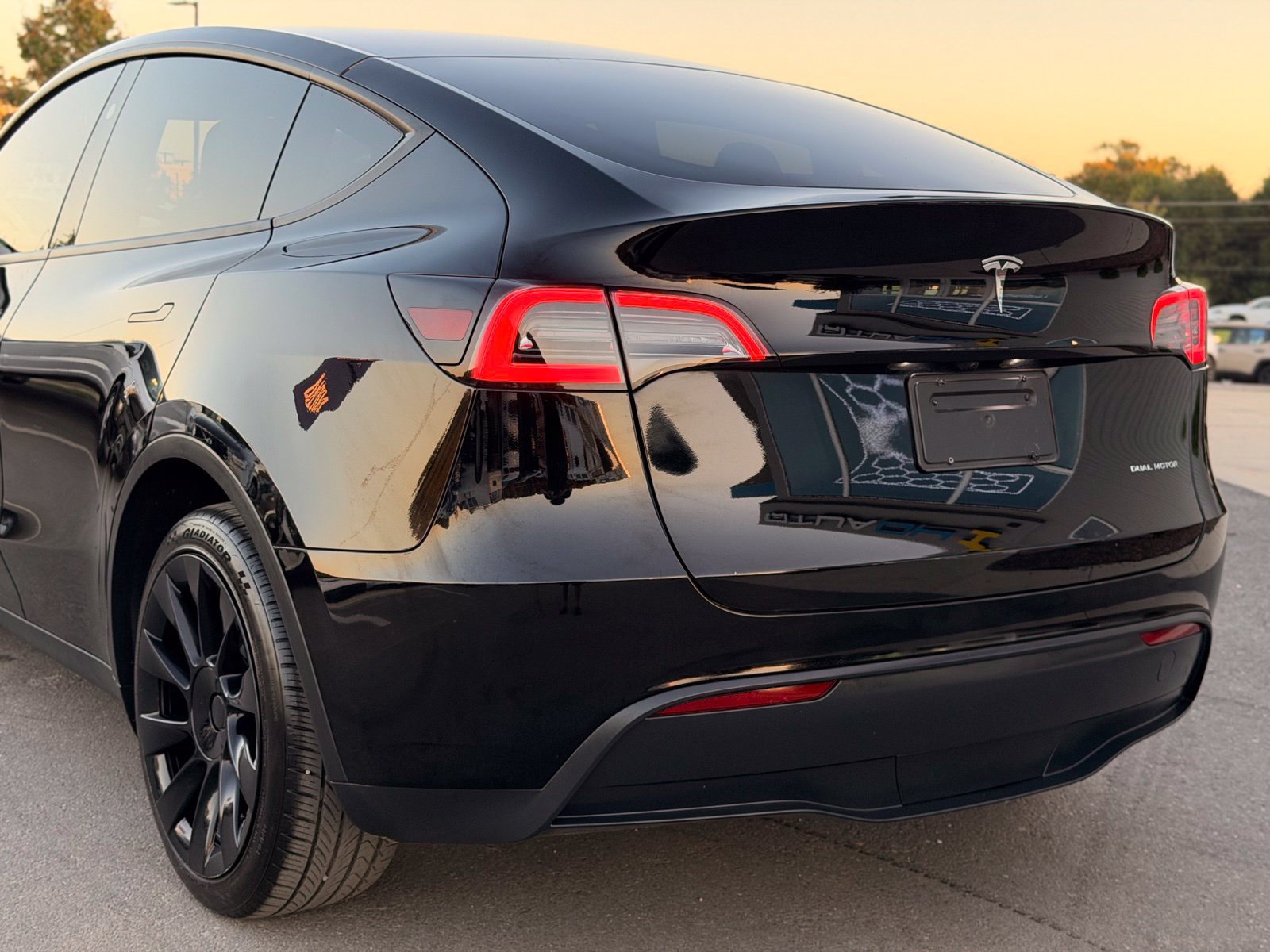 Used 2024 Tesla Model Y Long Range AWD/4WD image 3