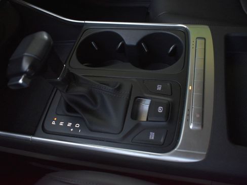 Used 2025 Kia Carnival FWD image 31
