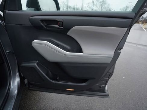 Used 2024 Toyota Highlander LE image 21