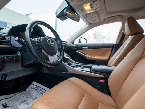 Used 2017 Lexus IS 200t image 4