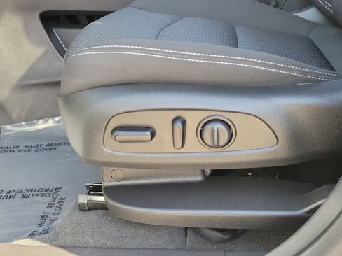 Used 2024 GMC Terrain SLE w/ Driver Convenience Package FWD image 9