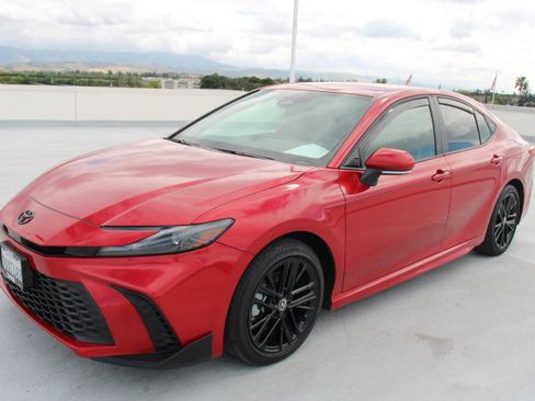 Used 2025 Toyota Camry SE image 6